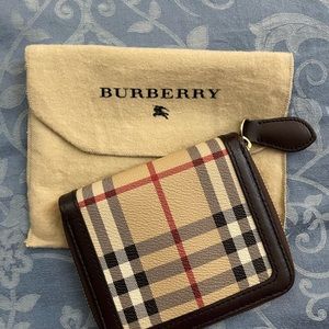 Burberry men’s zip around bill fold. Pristine, inc dust bag Great size!